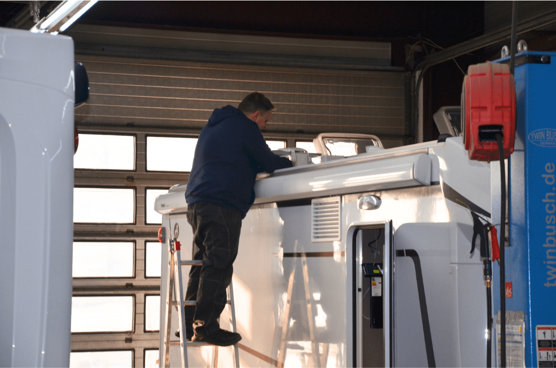 Reparatur und Wartung am Dach eines Wohnmobils